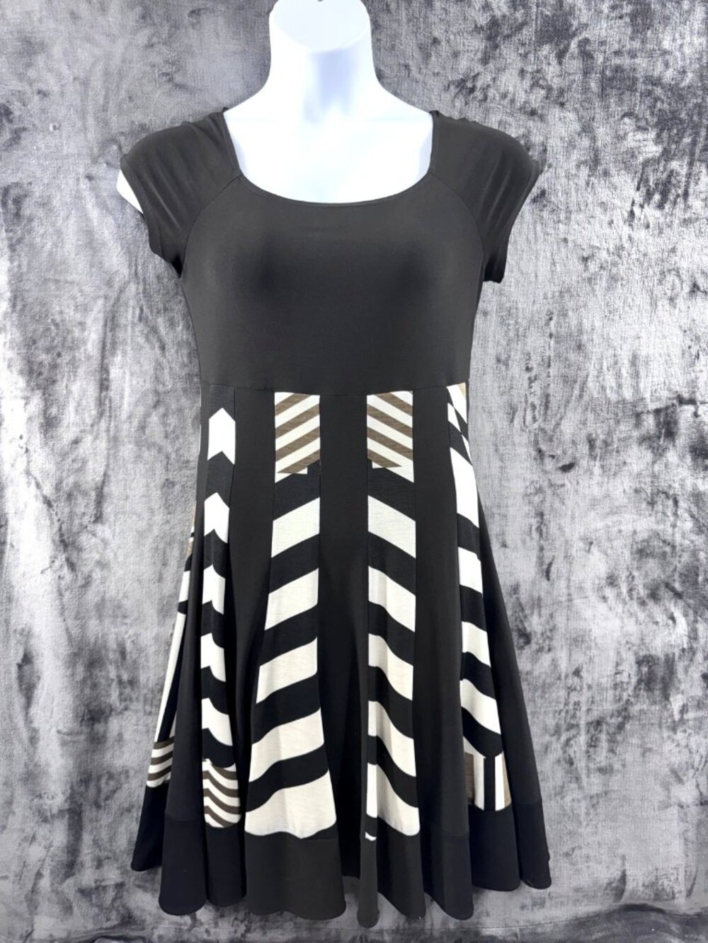 Frank Lyman Black Taupe White Geometric Design Dress sz 10 Lined and Stretch